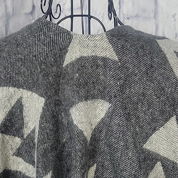 CRISTINA CHITI MADE IN ITALY Gray Aztec Fringed‎ Blanket Poncho Wrap OS - Picture 5 of 7